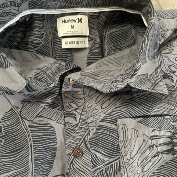 hurly Classic Fit Short Sleeve Button  Up Size Medium - Picture 3 of 4